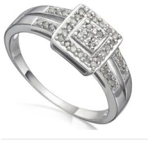 Dainty and Elegant 14 CT w Diamonds women’s Ring